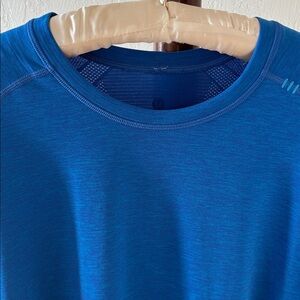 Men’s Lululemon long sleeve T shirt.